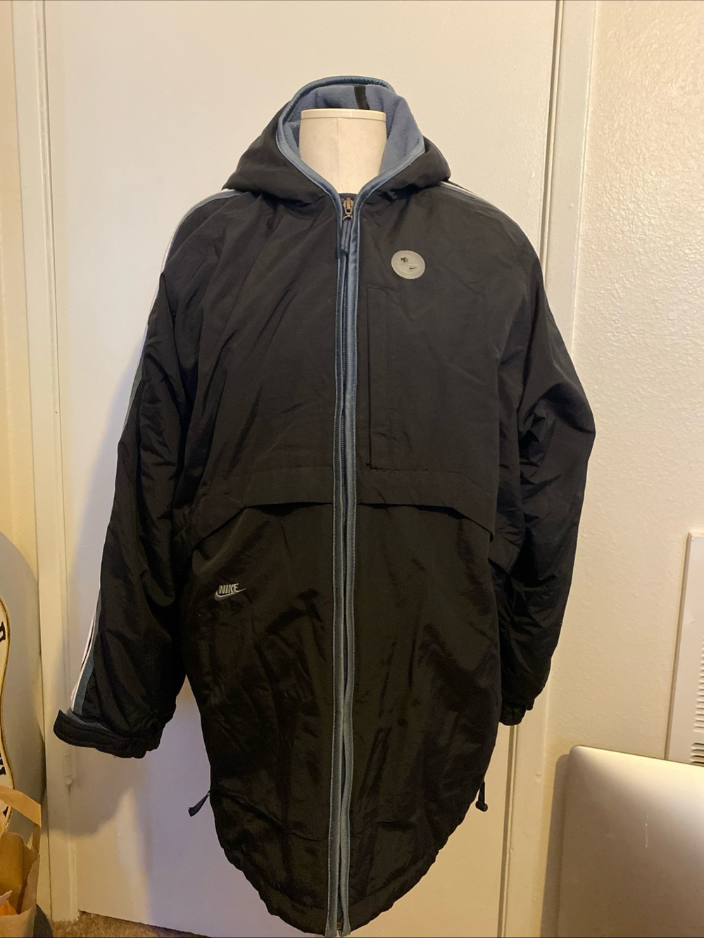 Nike Black Xl Men’s Jacket Zip Hood Insulated Winter
Zippers on the sides